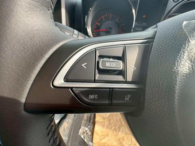 ステアリングスイッチで走行中ハンドルを離すことなく安全にオーディオなどの操作ができます。