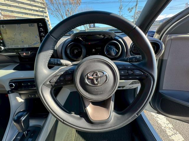 ヤリス ハイブリッドＺ　パノラミックビューモニター　運転席・助手席シートヒーター　エアロ　クルコン　ドラレコ　ＥＴＣ　スマートキー　ＣＤ／ＤＶＤ（7枚目）