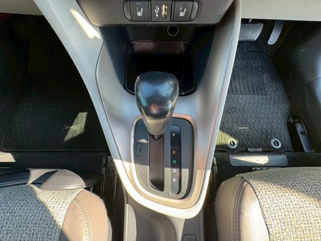 ヤリス ハイブリッドＺ　パノラミックビューモニター　運転席・助手席シートヒーター　エアロ　クルコン　ドラレコ　ＥＴＣ　スマートキー　ＣＤ／ＤＶＤ（13枚目）