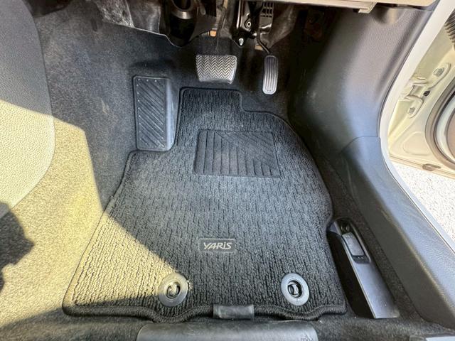 ヤリス ハイブリッドＺ　パノラミックビューモニター　運転席・助手席シートヒーター　エアロ　クルコン　ドラレコ　ＥＴＣ　スマートキー　ＣＤ／ＤＶＤ（17枚目）