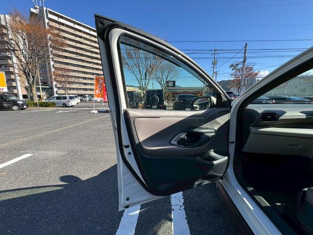 ヤリス ハイブリッドＺ　パノラミックビューモニター　運転席・助手席シートヒーター　エアロ　クルコン　ドラレコ　ＥＴＣ　スマートキー　ＣＤ／ＤＶＤ（26枚目）