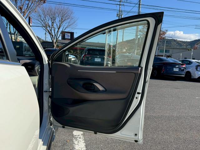 ヤリス ハイブリッドＺ　パノラミックビューモニター　運転席・助手席シートヒーター　エアロ　クルコン　ドラレコ　ＥＴＣ　スマートキー　ＣＤ／ＤＶＤ（27枚目）