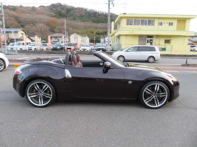 フェアレディＺ ロードスターバージョンＳＴ　電動オープン　ボルドー幌　コンビレザー　ＰＷシート　シートヒーター＋クーラー　シャレン２０ＡＷ　キャリパー　２本出マフラー　ＬＥＤテール　ＨＩＤ　デジタルミラー　３連メーター　ナビ　ＢＯＳＥサウンド（6枚目）