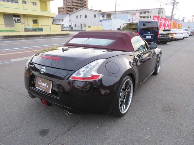 フェアレディＺ ロードスターバージョンＳＴ　電動オープン　ボルドー幌　コンビレザー　ＰＷシート　シートヒーター＋クーラー　シャレン２０ＡＷ　キャリパー　２本出マフラー　ＬＥＤテール　ＨＩＤ　デジタルミラー　３連メーター　ナビ　ＢＯＳＥサウンド（9枚目）