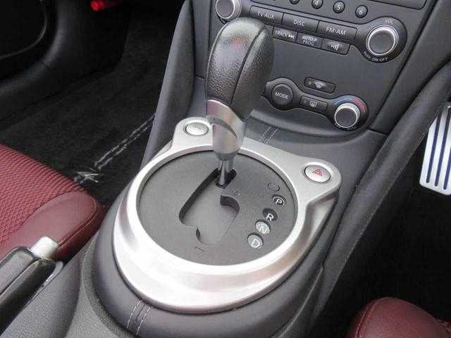 フェアレディＺ ロードスターバージョンＳＴ　電動オープン　ボルドー幌　コンビレザー　ＰＷシート　シートヒーター＋クーラー　シャレン２０ＡＷ　キャリパー　２本出マフラー　ＬＥＤテール　ＨＩＤ　デジタルミラー　３連メーター　ナビ　ＢＯＳＥサウンド（50枚目）