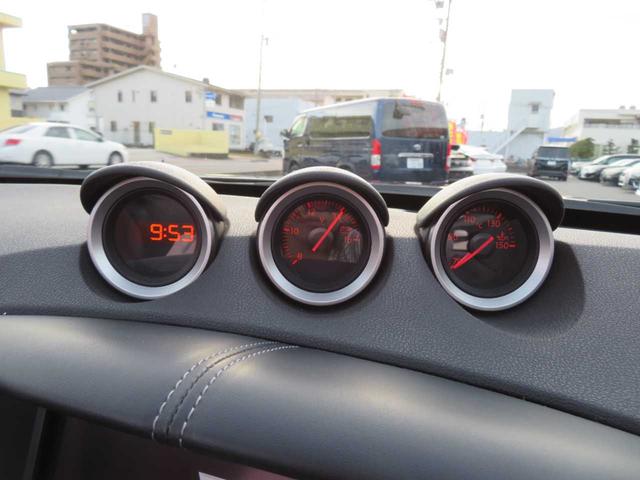 フェアレディＺ ロードスターバージョンＳＴ　電動オープン　ボルドー幌　コンビレザー　ＰＷシート　シートヒーター＋クーラー　シャレン２０ＡＷ　キャリパー　２本出マフラー　ＬＥＤテール　ＨＩＤ　デジタルミラー　３連メーター　ナビ　ＢＯＳＥサウンド（57枚目）