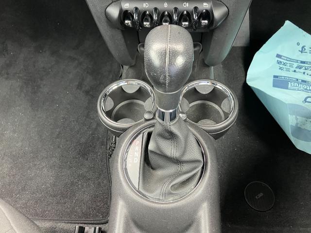 ＭＩＮＩ クーパー　ＥＴＣ　ナビ　アルミホイール　キーレスエントリー　ＡＴ　盗難防止システム　ＡＢＳ　ＣＤ　ミュージックプレイヤー接続可　エアコン　パワーステアリング　パワーウィンドウ（6枚目）
