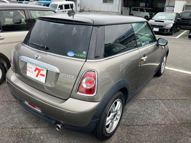 ＭＩＮＩ クーパー　ＥＴＣ　ナビ　アルミホイール　キーレスエントリー　ＡＴ　盗難防止システム　ＡＢＳ　ＣＤ　ミュージックプレイヤー接続可　エアコン　パワーステアリング　パワーウィンドウ（17枚目）