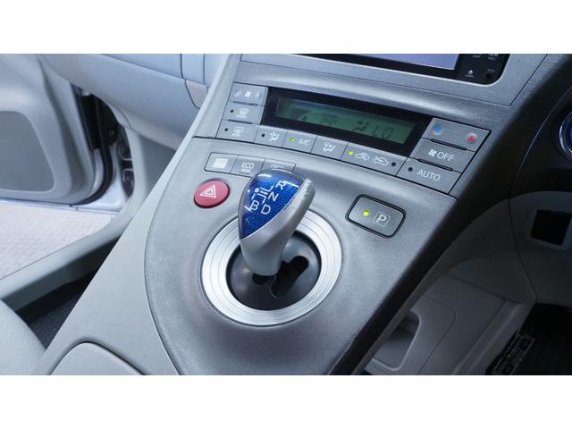 プリウス Ｓ　社外ナビ　フルセグＴＶ　ＣＤ／ＤＶＤ再生　Ｂｌｕｅｔｏｏｔｈ接続　バックカメラ　スマートキー　プッシュスタート　ステアリングスイッチ　チルトステアリング　シートリフター　カーテンエアバック（26枚目）