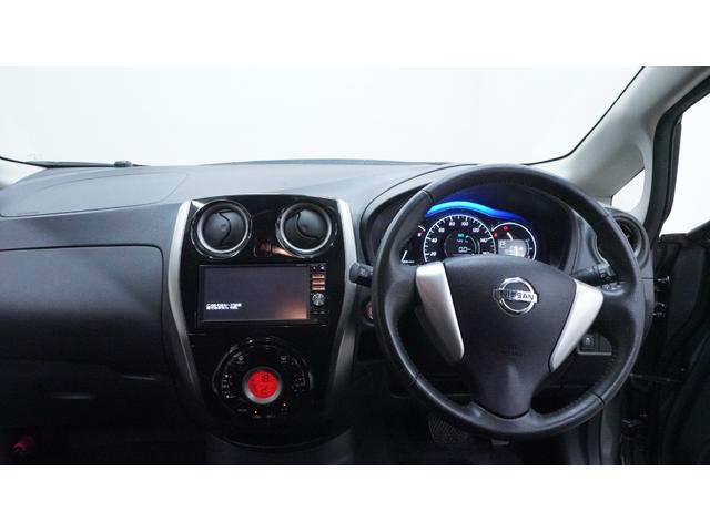 ノート メダリスト　エマージェンシーブレーキパッケージ　禁煙車　純正ナビ　フルセグＴＶ　Ｂｌｕｅｔｏｏｔｈ　全方位モニター　スマートキー　車線逸脱警報　ＡＵＴＯライト　ＡＵＴＯエアコン　グレード専用内装　ハーフレザーシート　衝突被害軽減ブレーキ（3枚目）