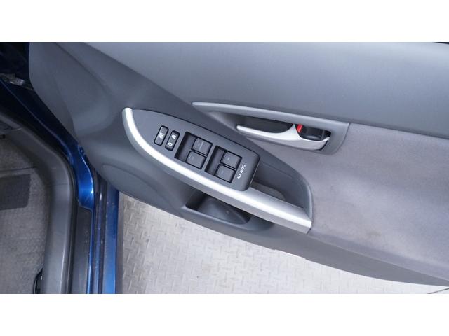 プリウス Ｓ　純正ナビ　フルセグＴＶ　ＤＶＤ再生　Ｂｌｕｅｔｏｏｔｈ接続　バックカメラ　スマートキー　プッシュスタート　ステアリングスイッチ　ＨＩＤヘッドライト　ＡＵＴＯライト　ＡＵＴＯエアコン　ビルトインＥＴＣ（11枚目）