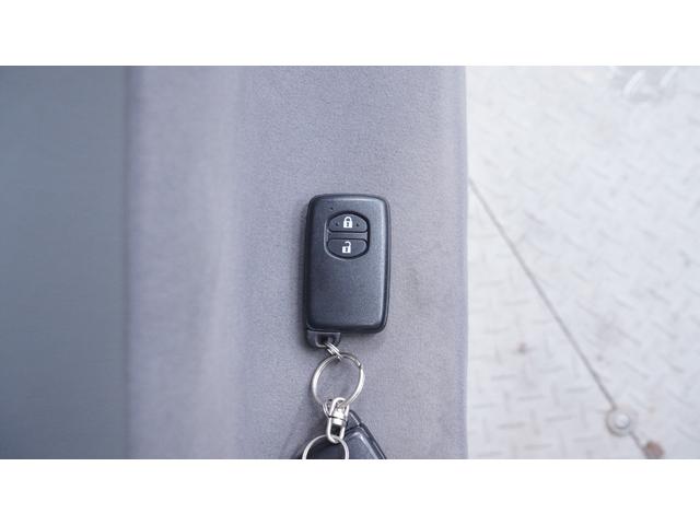 プリウス Ｓ　純正ナビ　フルセグＴＶ　ＤＶＤ再生　Ｂｌｕｅｔｏｏｔｈ接続　バックカメラ　スマートキー　プッシュスタート　ステアリングスイッチ　ＨＩＤヘッドライト　ＡＵＴＯライト　ＡＵＴＯエアコン　ビルトインＥＴＣ（13枚目）