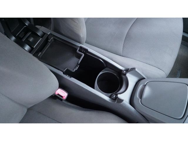 プリウス Ｓ　純正ナビ　フルセグＴＶ　ＤＶＤ再生　Ｂｌｕｅｔｏｏｔｈ接続　バックカメラ　スマートキー　プッシュスタート　ステアリングスイッチ　ＨＩＤヘッドライト　ＡＵＴＯライト　ＡＵＴＯエアコン　ビルトインＥＴＣ（20枚目）