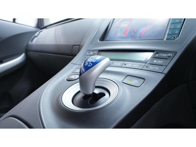 プリウス Ｓ　純正ナビ　フルセグＴＶ　ＤＶＤ再生　Ｂｌｕｅｔｏｏｔｈ接続　バックカメラ　スマートキー　プッシュスタート　ステアリングスイッチ　ＨＩＤヘッドライト　ＡＵＴＯライト　ＡＵＴＯエアコン　ビルトインＥＴＣ（26枚目）