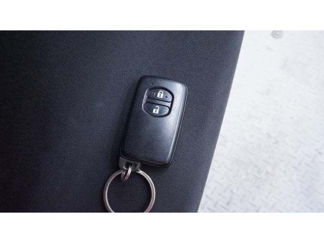 プリウス L 禁煙車 ディーラーOPナビ 地デジTV  バックカメラ スマートキー プッシュスタート ステアリングスイッチ AUTOエアコン AUTOライト ヘッドライトレベライザー 電動格納ドアミラーウィンカー(12枚目)