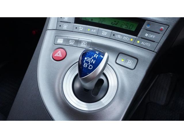 プリウス L 禁煙車 ディーラーOPナビ 地デジTV  バックカメラ スマートキー プッシュスタート ステアリングスイッチ AUTOエアコン AUTOライト ヘッドライトレベライザー 電動格納ドアミラーウィンカー(21枚目)