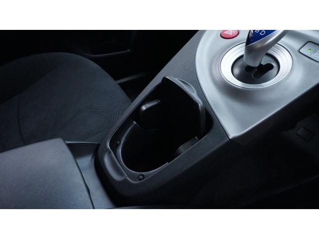 プリウス L 禁煙車 ディーラーOPナビ 地デジTV  バックカメラ スマートキー プッシュスタート ステアリングスイッチ AUTOエアコン AUTOライト ヘッドライトレベライザー 電動格納ドアミラーウィンカー(22枚目)