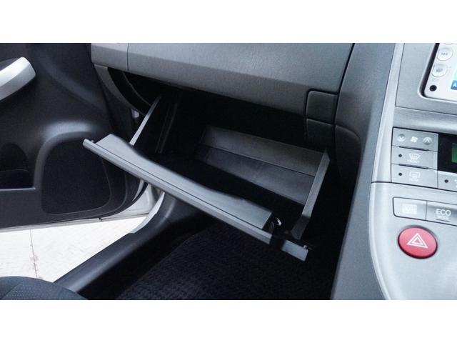プリウス L 禁煙車 ディーラーOPナビ 地デジTV  バックカメラ スマートキー プッシュスタート ステアリングスイッチ AUTOエアコン AUTOライト ヘッドライトレベライザー 電動格納ドアミラーウィンカー(28枚目)