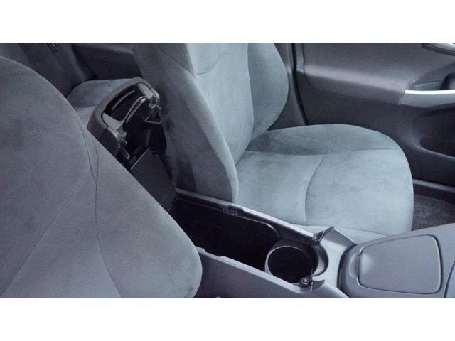 プリウス G 禁煙車 純正ナビ 地デジTV Bluetooth CD/DVD バックカメラ スマートキー プッシュスタート カーテンエアバック&サイドエアバック 革巻きハンドル ステアリングスイッチ フォグライト(19枚目)