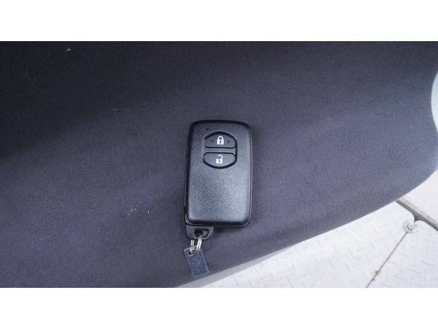 プリウス S LEDエディション 禁煙車 純正ナビ フルセグTV CD/DVD再生 バックカメラ ビルトインETC スマートキー プッシュスタート クルーズコントロール LEDヘッドライト ヘッドライトウォッシャー 革巻きハンドル(16枚目)