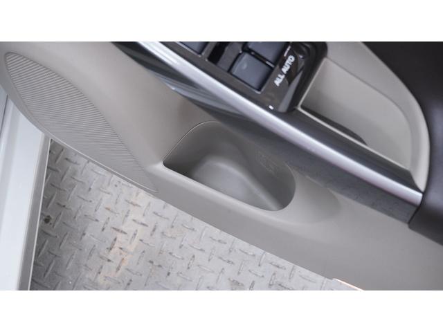 プリウス Ｓツーリングセレクション・マイコーデ　禁煙車　純正８インチＨＤＤナビ　フルセグＴＶ　ＣＤ／ＤＶＤ再生　Ｂｌｕｅｔｏｏｔｈ接続　バックカメラ　スマートキー　プッシュスタート　カーテンエアバック＆サイドエアバック　マイコーデ専用内装カラー（13枚目）