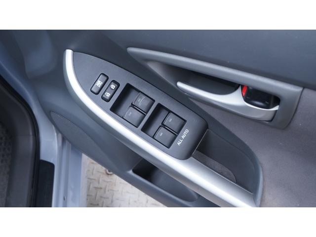 プリウス 　スマートキー　プッシュスタート　ステアリングスイッチ　ＡＵＴＯエアコン　ＡＵＴＯライト　電動格納ドアミラーウィンカー　ＯＰフォグライト　ＥＴＣ　社外１５インチアルミ（11枚目）