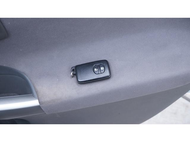 プリウス 　スマートキー　プッシュスタート　ステアリングスイッチ　ＡＵＴＯエアコン　ＡＵＴＯライト　電動格納ドアミラーウィンカー　ＯＰフォグライト　ＥＴＣ　社外１５インチアルミ（13枚目）