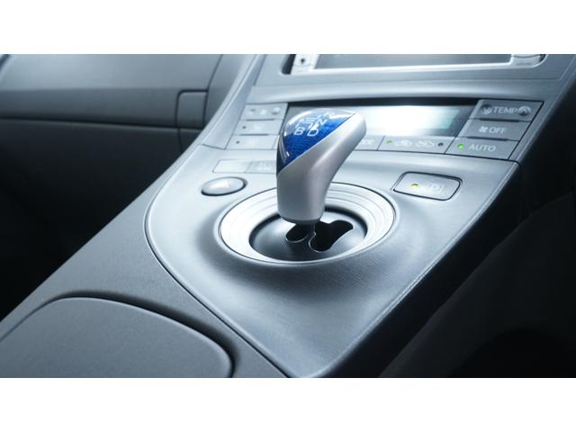 プリウス 　スマートキー　プッシュスタート　ステアリングスイッチ　ＡＵＴＯエアコン　ＡＵＴＯライト　電動格納ドアミラーウィンカー　ＯＰフォグライト　ＥＴＣ　社外１５インチアルミ（23枚目）