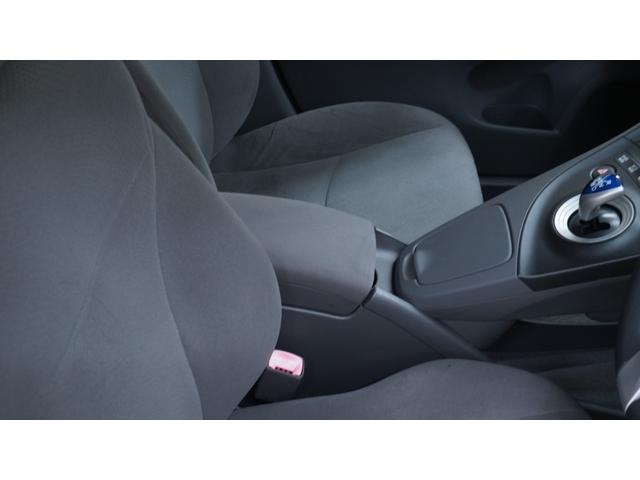 プリウス Ｓ　禁煙車　ワンオーナー　純正ナビ　地デジＴＶ　バックカメラ　スマートキー　電格ドアミラーウィンカー　社外１５インチアルミホイール　後席アームレスト兼用ドリンクホルダー　ＯＰフォグランプ　ビルトインＥＴＣ（22枚目）