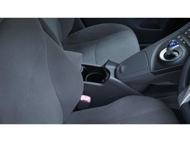 プリウス Ｓ　禁煙車　ワンオーナー　純正ナビ　地デジＴＶ　バックカメラ　スマートキー　電格ドアミラーウィンカー　社外１５インチアルミホイール　後席アームレスト兼用ドリンクホルダー　ＯＰフォグランプ　ビルトインＥＴＣ（23枚目）