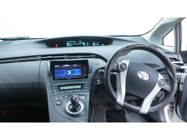 プリウス Ｓ　社外ナビ　フルセグＴＶ　ＣＤ／ＤＶＤ　Ｂｌｕｅｔｏｏｔｈ　バックカメラ　スマートキー　クルーズコントロール　ＡＵＴＯライト　ＡＵＴＯエアコン　ステアリングスイッチ　電動格納ドアミラーウィンカー　ＥＴＣ（6枚目）