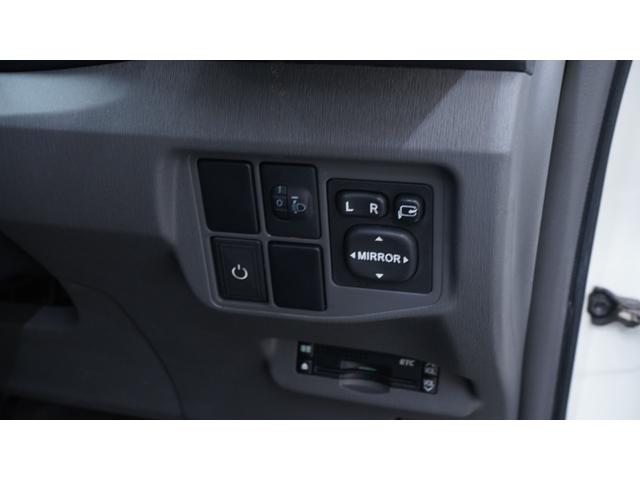 プリウス Ｓ　社外ナビ　フルセグＴＶ　ＣＤ／ＤＶＤ　Ｂｌｕｅｔｏｏｔｈ　バックカメラ　スマートキー　クルーズコントロール　ＡＵＴＯライト　ＡＵＴＯエアコン　ステアリングスイッチ　電動格納ドアミラーウィンカー　ＥＴＣ（20枚目）