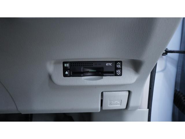 プリウス Ｓ　禁煙車　社外メモリーポータブルナビ　地デジＴＶ　ＣＤ再生　スマートキー　プッシュスタート　ＡＵＴＯエアコン　ＡＵＴＯライト　ステアリングスイッチ　電動格納ドアミラーウィンカー　ビルトインＥＴＣ（8枚目）