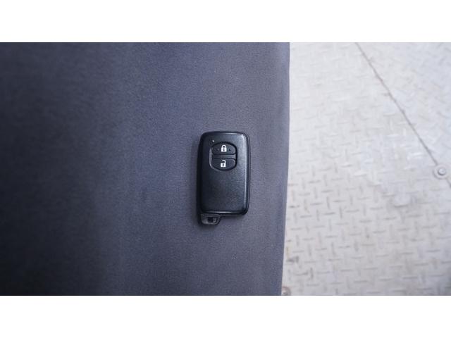 プリウス Ｓ　禁煙車　社外メモリーポータブルナビ　地デジＴＶ　ＣＤ再生　スマートキー　プッシュスタート　ＡＵＴＯエアコン　ＡＵＴＯライト　ステアリングスイッチ　電動格納ドアミラーウィンカー　ビルトインＥＴＣ（13枚目）