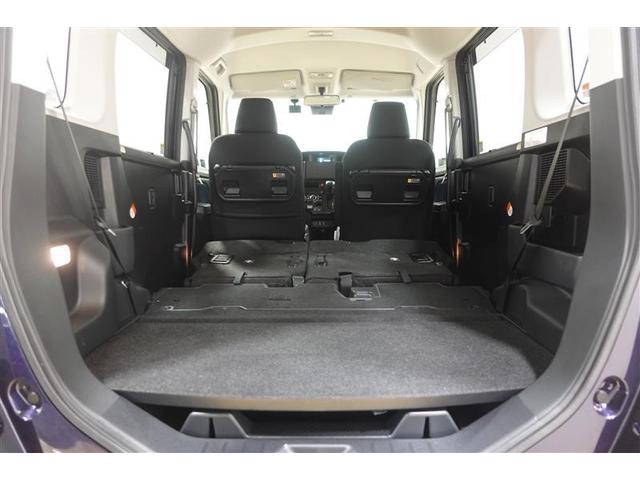 後部座席を倒せば、長さのある荷物も搭載できますよ♪ 22