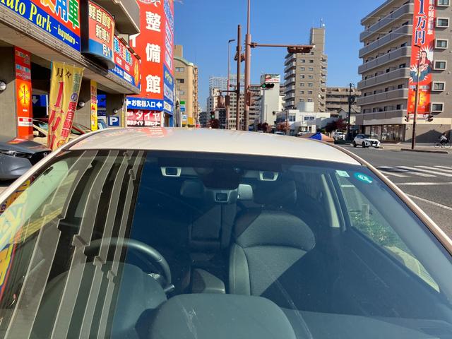 渋滞などでの低速走行中、前方の車両をレーザーレーダーが検知し、衝突を回避できないと判断した場合に、自動でブレーキが作動。追突などの危険を回避、または衝突の被害を軽減します。