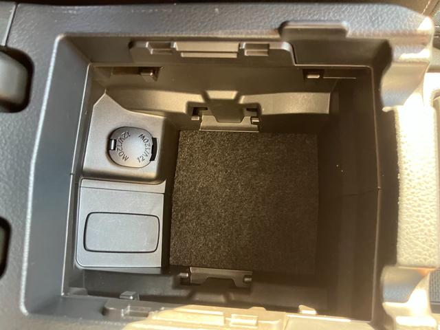 在ると便利な収納ボックス！！ちょっとした書類や小物などを入れておける収納スペースは非常に助かります。携帯の充電器やサングラス、お車のメンテナンスグッズなど意外に入れるものって沢山ありますよね！