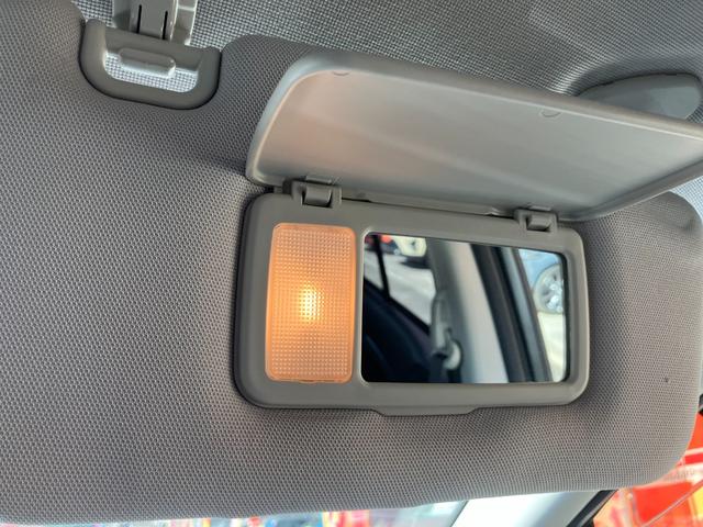 便利な装備サンバイザーミラー！ちょっとした化粧直しやエチケットチェックの時などにすごく助かる装備です！最近の車は気が利いてますね！