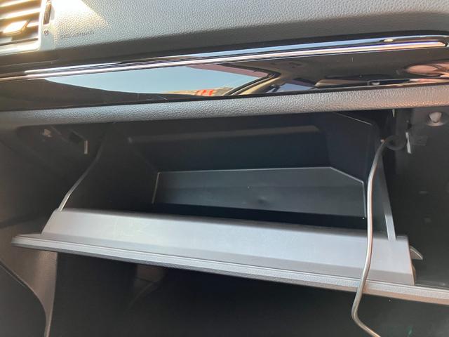 助手席前に収納スペースあります★