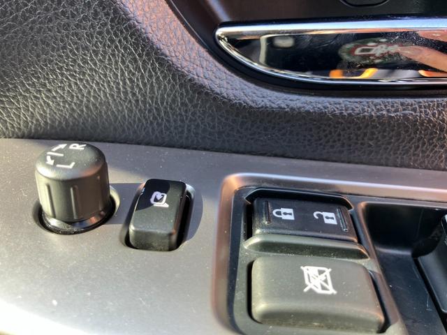 あるととっても便利な電動格納ミラーです！ボタン一つで楽々開閉！買い物やお出かけ先の駐車場で気が付いたら誰かにミラーを傷つけられた・・・なんて事が無いようにしっかり収納しておいてくださいね！！