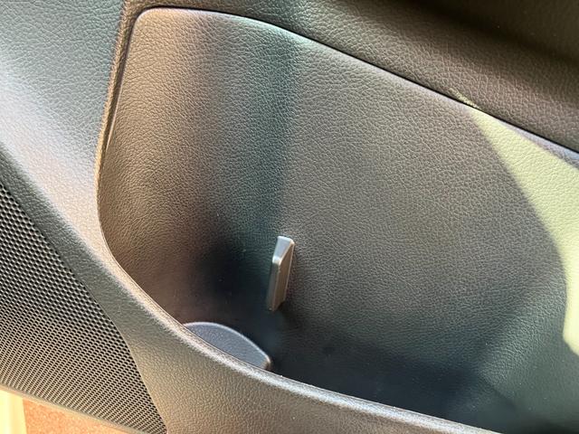 ドアの所にも収納スペースとカップホルダーが装備されています★