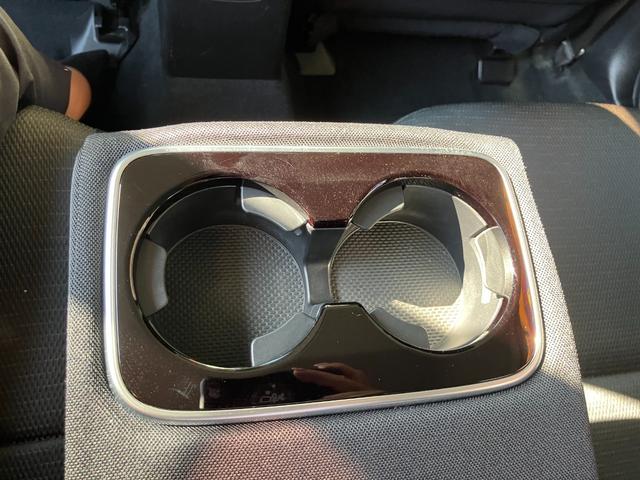 ドリンクホルダー　あればとっても便利な装備、ドリンクホルダー！標準装備ですので収納もバッチリ！