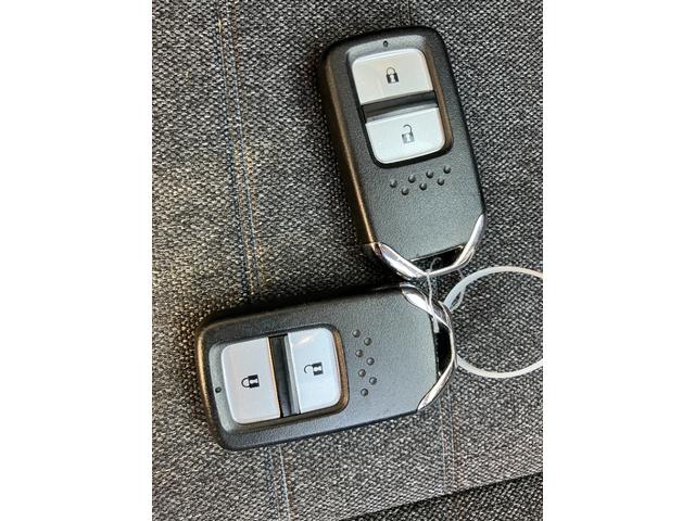 フィット e:HEVホーム 20周年特別仕様車 カーサ 純正9インチナビ 360度カメラ ETC 前後ドライブレコーダー Bluetooth接続 フルセグTV コーナーセンサー シートヒーター アダクティブクルーズコントロール 16インチアルミホイール(20枚目)