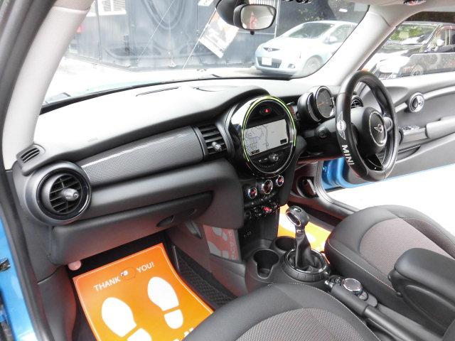 MINI クーパー ペッパーパッケージ F56モデル 第3世代 ターボ 純正ナビ Bluetooth バックカメラ コーナーセンサー 横滑り防止装置 MTモード ETC 15インチアルミホイール キーレス 禁煙車(6枚目)