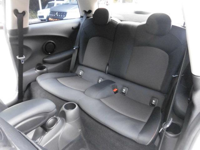 MINI クーパー ペッパーパッケージ F56モデル 第3世代 ターボ 純正ナビ Bluetooth バックカメラ コーナーセンサー 横滑り防止装置 MTモード ETC 15インチアルミホイール キーレス 禁煙車(11枚目)