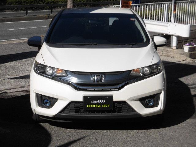 フィットハイブリッド Ｌパッケージ　ハーフレザーシート　純正ナビ　地デジＴＶ　Ｂｌｕｅｔｏｏｔｈ　ＤＶＤ再生　バックカメラ　ステアリングリモコン　クルーズコントロール　オートライト　オートエアコン　スマートキー　ＥＴＣ　禁煙車（2枚目）