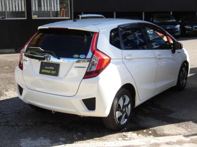 フィットハイブリッド Ｌパッケージ　ハーフレザーシート　純正ナビ　地デジＴＶ　Ｂｌｕｅｔｏｏｔｈ　ＤＶＤ再生　バックカメラ　ステアリングリモコン　クルーズコントロール　オートライト　オートエアコン　スマートキー　ＥＴＣ　禁煙車（4枚目）