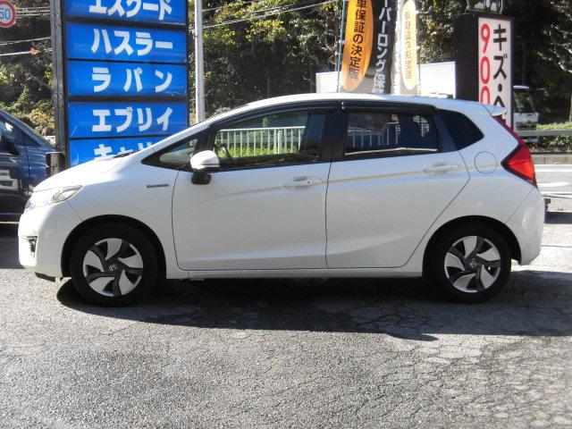 フィットハイブリッド Ｌパッケージ　ハーフレザーシート　純正ナビ　地デジＴＶ　Ｂｌｕｅｔｏｏｔｈ　ＤＶＤ再生　バックカメラ　ステアリングリモコン　クルーズコントロール　オートライト　オートエアコン　スマートキー　ＥＴＣ　禁煙車（5枚目）