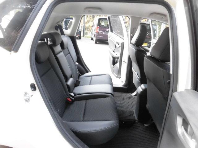 フィットハイブリッド Ｌパッケージ　ハーフレザーシート　純正ナビ　地デジＴＶ　Ｂｌｕｅｔｏｏｔｈ　ＤＶＤ再生　バックカメラ　ステアリングリモコン　クルーズコントロール　オートライト　オートエアコン　スマートキー　ＥＴＣ　禁煙車（12枚目）