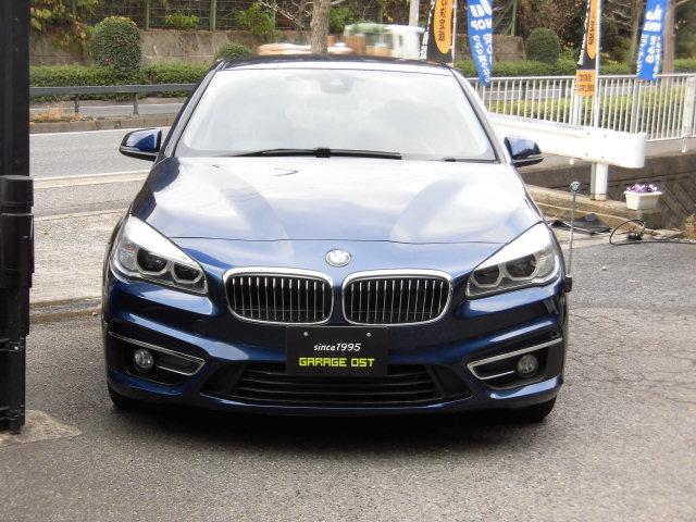 2シリーズ 218iアクティブツアラー ラグジュアリー ターボ インテリジェントセーフティー ブラックレザーシート 純正ナビ バックカメラ Bluetooth DVD再生 クリアランスソナー シートヒーター ミラー型ETC オートライト キーレス 禁煙車(2枚目)